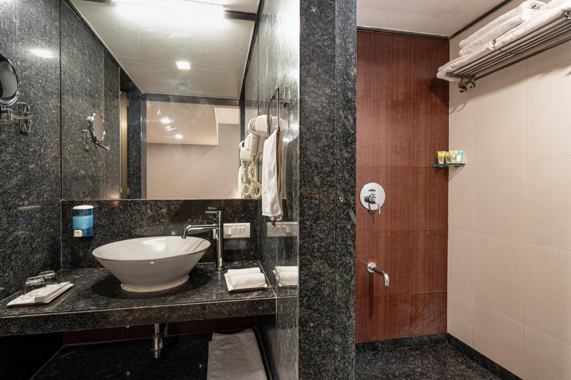 จีซีซี โฮเต็ล แอนด์ คลับ Hotel Mira-Bhayandar ภายนอก รูปภาพ